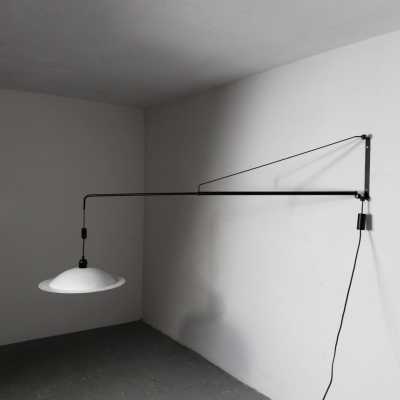 Bracket wall lamp with counterweight in black and white lacquered metal by Stilnovo. Italy 1970. Reggiani, Sciolari, Francesco Buzzi Ceriani, Angelo Brotto for Esperia, Aldo Carlo Nason for Mazzega, Venini, Vistosi, La Murrina, Toni Zuccheri, Fontana Arte, Artemide, Arteluce, Arredoluce, Luigi Caccia Dominioni. mid-century modern pendant chandelier lamps