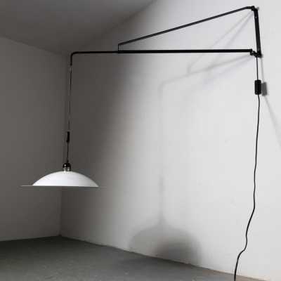Bracket wall lamp with counterweight in black and white lacquered metal by Stilnovo. Italy 1970. Reggiani, Sciolari, Francesco Buzzi Ceriani, Angelo Brotto for Esperia, Aldo Carlo Nason for Mazzega, Venini, Vistosi, La Murrina, Toni Zuccheri, Fontana Arte, Artemide, Arteluce, Arredoluce, Luigi Caccia Dominioni. mid-century modern pendant chandelier lamps
