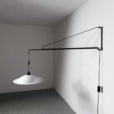 Bracket wall lamp with counterweight in black and white lacquered metal by Stilnovo. Italy 1970. Reggiani, Sciolari, Francesco Buzzi Ceriani, Angelo Brotto for Esperia, Aldo Carlo Nason for Mazzega, Venini, Vistosi, La Murrina, Toni Zuccheri, Fontana Arte, Artemide, Arteluce, Arredoluce, Luigi Caccia Dominioni. mid-century modern pendant chandelier lamps
