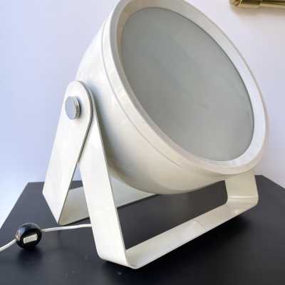 Spot-style table lamp in white lacquered and chromed metal by Targetti Sankey. Italy 1970. in the style of Reggiani, Sciolari, Francesco Buzzi Ceriani, Stilnovo, Angelo Brotto for Esperia, Aldo Carlo Nason for Mazzega, Venini, Vistosi, La Murrina, Toni Zuccheri, Fontana Arte, Artemide, Arteluce, Arredoluce, Luigi Caccia Dominioni , Stilux. floor lamp chandelier suspension sconces