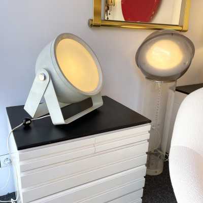 Spot-style table lamp in white lacquered and chromed metal by Targetti Sankey. Italy 1970. in the style of Reggiani, Sciolari, Francesco Buzzi Ceriani, Stilnovo, Angelo Brotto for Esperia, Aldo Carlo Nason for Mazzega, Venini, Vistosi, La Murrina, Toni Zuccheri, Fontana Arte, Artemide, Arteluce, Arredoluce, Luigi Caccia Dominioni , Stilux. floor lamp chandelier suspension sconces