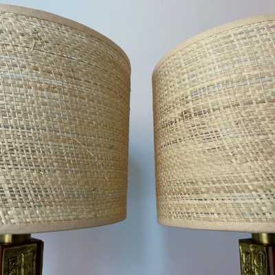 Pair of brass and wood sculpture lamps by Angelo Brotto for Esperia. Italy 1970. Pretty lampshades in raffia or rattan. in the style of Reggiani, Sciolari, Francesco Buzzi Ceriani, Stilnovo, Aldo Carlo Nason for Mazzega, Venini, Vistosi, La Murrina, Toni Zuccheri, Fontana Arte, Artemide, Arteluce, Arredoluce, Luigi Caccia Dominioni. floor lamp wall gilt bronze mid-century modern sculpture