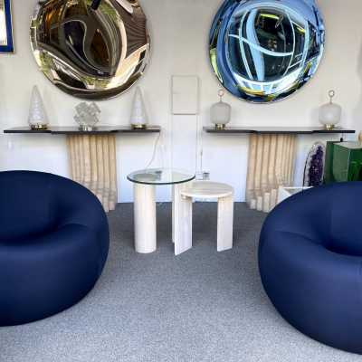 Pedestal, table or side table sculpture in travertine and glass. Italy 1980. in the style of Angelo Mangiarotti for Skipper 1970s, Carlo Scarpa for Cattelan, Memphis. mid century
