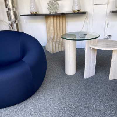 Pedestal, table or side table sculpture in travertine and glass. Italy 1980. in the style of Angelo Mangiarotti for Skipper 1970s, Carlo Scarpa for Cattelan, Memphis. mid century