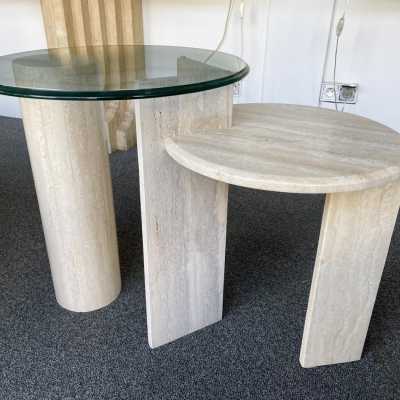 Pedestal, table or side table sculpture in travertine and glass. Italy 1980. in the style of Angelo Mangiarotti for Skipper 1970s, Carlo Scarpa for Cattelan, Memphis. mid century