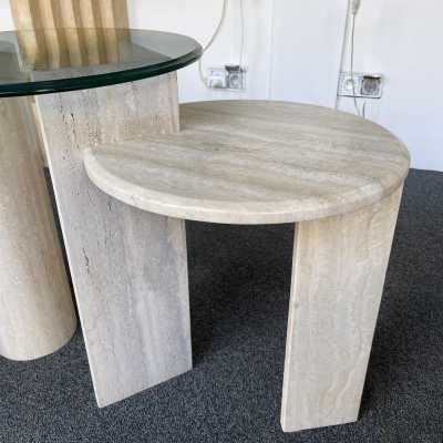 Pedestal, table or side table sculpture in travertine and glass. Italy 1980. in the style of Angelo Mangiarotti for Skipper 1970s, Carlo Scarpa for Cattelan, Memphis. mid century