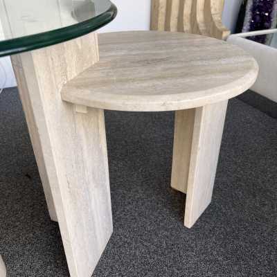 Pedestal, table or side table sculpture in travertine and glass. Italy 1980. in the style of Angelo Mangiarotti for Skipper 1970s, Carlo Scarpa for Cattelan, Memphis. mid century