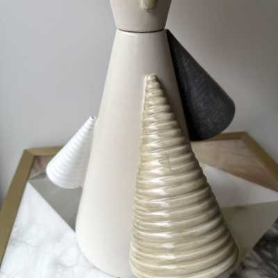 Pair of ceramic Cone table lamps by Antonio Cagianelli. Italy 2022. Contemporary work, limited edition of 10 copies. Pretty rattan raffia lampshades. Artist preserved in the permanent collections of the Museum of Decorative Arts in Paris. floor lamp chandelier mid-century modern terracotta brass contemporary art artist