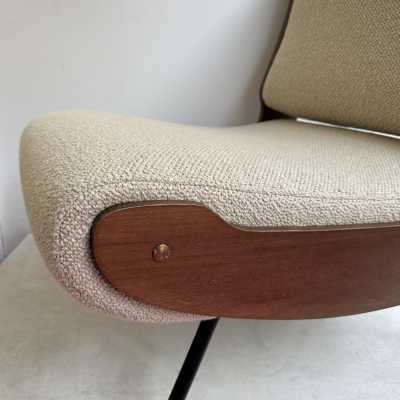 rare Pair of armchairs or armchairs model 836 in wood, lacquered metal and brass reupholstered in sand bouclé fabrics by Gianfranco Frattini for Cassina. Italy 1950. model awarded the "Compasso d'Oro" prize in 1955. Pierre Jeanneret, Chandigarh, Le Corbusier, Jean Prouvé, Charlotte Perriand, Jean Royère, Gio Ponti, Augusto Romano, Osvaldo Borsani, Joe Colombo, Vico Magistretti, Luisa Ico Parisi, Mario Bellini, Tito Agnoli, Afra Tobia Carlo Scarpa, Luciano Frigerio mid-century modern