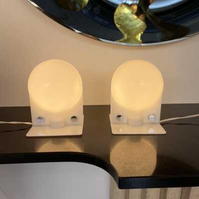 Pair of Sirio lamps in white methacrylate by Brazzoni Lampa for Harvey Guzzini. Italy 1970. in the style of Reggiani, Sciolari, Francesco Buzzi Ceriani, Stilnovo, Angelo Brotto for Esperia, Aldo Carlo Nason for Mazzega, Venini, Vistosi, La Murrina, Toni Zuccheri, Fontana Arte, Artemide, Arteluce, Arredoluce, Luigi Caccia Dominioni . mid-century lucite metal chrome chandelier sconces