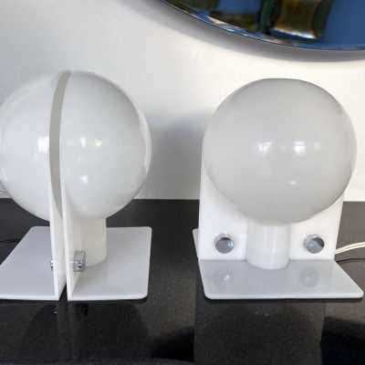 Pair of Sirio lamps in white methacrylate by Brazzoni Lampa for Harvey Guzzini. Italy 1970. in the style of Reggiani, Sciolari, Francesco Buzzi Ceriani, Stilnovo, Angelo Brotto for Esperia, Aldo Carlo Nason for Mazzega, Venini, Vistosi, La Murrina, Toni Zuccheri, Fontana Arte, Artemide, Arteluce, Arredoluce, Luigi Caccia Dominioni . mid-century lucite metal chrome chandelier sconces