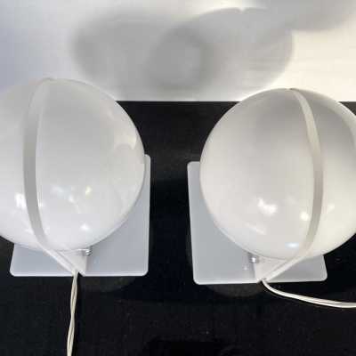 Pair of Sirio lamps in white methacrylate by Brazzoni Lampa for Harvey Guzzini. Italy 1970. in the style of Reggiani, Sciolari, Francesco Buzzi Ceriani, Stilnovo, Angelo Brotto for Esperia, Aldo Carlo Nason for Mazzega, Venini, Vistosi, La Murrina, Toni Zuccheri, Fontana Arte, Artemide, Arteluce, Arredoluce, Luigi Caccia Dominioni . mid-century lucite metal chrome chandelier sconces
