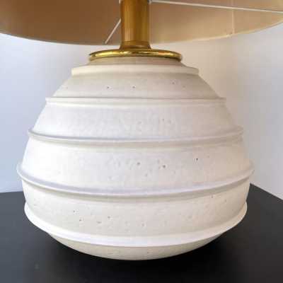 Ceramic and brass table lamp. Italy 1970. In the style of Roger Capron, Jacques Pouchain, Borderie, Les Frères Cloutier, Mado Jolain, Les 2 Potiers, Georges Jouves, Ruelland, La Borne. wall lamp chandelier suspension floor lamp