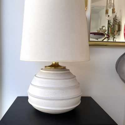 Ceramic and brass table lamp. Italy 1970. In the style of Roger Capron, Jacques Pouchain, Borderie, Les Frères Cloutier, Mado Jolain, Les 2 Potiers, Georges Jouves, Ruelland, La Borne. wall lamp chandelier suspension floor lamp