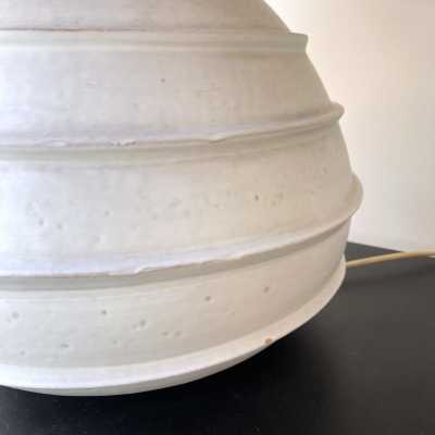 Ceramic and brass table lamp. Italy 1970. In the style of Roger Capron, Jacques Pouchain, Borderie, Les Frères Cloutier, Mado Jolain, Les 2 Potiers, Georges Jouves, Ruelland, La Borne. wall lamp chandelier suspension floor lamp