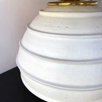 Ceramic and brass table lamp. Italy 1970. In the style of Roger Capron, Jacques Pouchain, Borderie, Les Frères Cloutier, Mado Jolain, Les 2 Potiers, Georges Jouves, Ruelland, La Borne. wall lamp chandelier suspension floor lamp