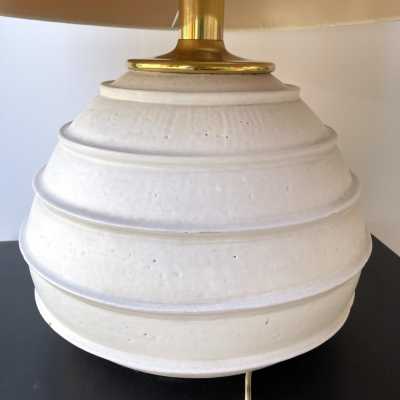 Ceramic and brass table lamp. Italy 1970. In the style of Roger Capron, Jacques Pouchain, Borderie, Les Frères Cloutier, Mado Jolain, Les 2 Potiers, Georges Jouves, Ruelland, La Borne. wall lamp chandelier suspension floor lamp