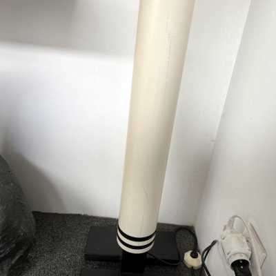 Floor lamp in white lacquered metal model Shogun by Mario Botta for Artemide. Italy 1980 Memphis group Michele De Lucchi, Matteo Thun, Marco Zanini, Aldo Cibic, Andrea Branzi, Shiro Kuramata, Michael Graves, Peter Shire, Javier Mariscal, Barbara Radice, Martine Bedin, George J. Sowden, Masanori Umeda and Nathalie du Pasquier Arteluce , Arredoluce, Lumi, Luci mid-century lamps applique wall