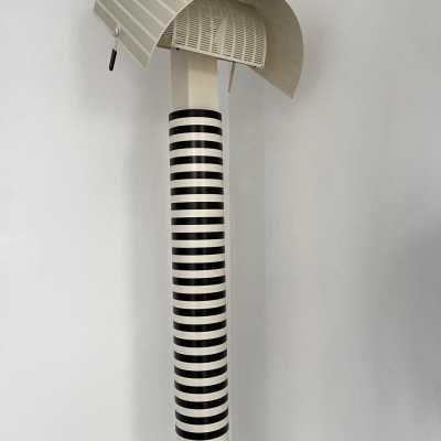 Floor lamp in white lacquered metal model Shogun by Mario Botta for Artemide. Italy 1980 Memphis group Michele De Lucchi, Matteo Thun, Marco Zanini, Aldo Cibic, Andrea Branzi, Shiro Kuramata, Michael Graves, Peter Shire, Javier Mariscal, Barbara Radice, Martine Bedin, George J. Sowden, Masanori Umeda and Nathalie du Pasquier Arteluce , Arredoluce, Lumi, Luci mid-century lamps applique wall