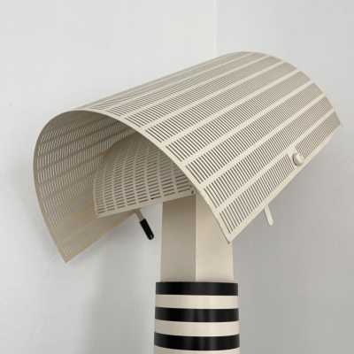 Floor lamp in white lacquered metal model Shogun by Mario Botta for Artemide. Italy 1980 Memphis group Michele De Lucchi, Matteo Thun, Marco Zanini, Aldo Cibic, Andrea Branzi, Shiro Kuramata, Michael Graves, Peter Shire, Javier Mariscal, Barbara Radice, Martine Bedin, George J. Sowden, Masanori Umeda and Nathalie du Pasquier Arteluce , Arredoluce, Lumi, Luci mid-century lamps applique wall