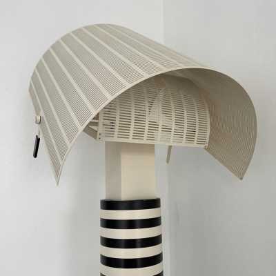 Floor lamp in white lacquered metal model Shogun by Mario Botta for Artemide. Italy 1980 Memphis group Michele De Lucchi, Matteo Thun, Marco Zanini, Aldo Cibic, Andrea Branzi, Shiro Kuramata, Michael Graves, Peter Shire, Javier Mariscal, Barbara Radice, Martine Bedin, George J. Sowden, Masanori Umeda and Nathalie du Pasquier Arteluce , Arredoluce, Lumi, Luci mid-century lamps applique wall