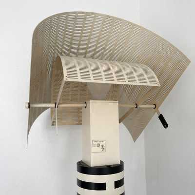 Floor lamp in white lacquered metal model Shogun by Mario Botta for Artemide. Italy 1980 Memphis group Michele De Lucchi, Matteo Thun, Marco Zanini, Aldo Cibic, Andrea Branzi, Shiro Kuramata, Michael Graves, Peter Shire, Javier Mariscal, Barbara Radice, Martine Bedin, George J. Sowden, Masanori Umeda and Nathalie du Pasquier Arteluce , Arredoluce, Lumi, Luci mid-century lamps applique wall