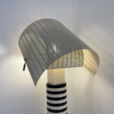 Floor lamp in white lacquered metal model Shogun by Mario Botta for Artemide. Italy 1980 Memphis group Michele De Lucchi, Matteo Thun, Marco Zanini, Aldo Cibic, Andrea Branzi, Shiro Kuramata, Michael Graves, Peter Shire, Javier Mariscal, Barbara Radice, Martine Bedin, George J. Sowden, Masanori Umeda and Nathalie du Pasquier Arteluce , Arredoluce, Lumi, Luci mid-century lamps applique wall