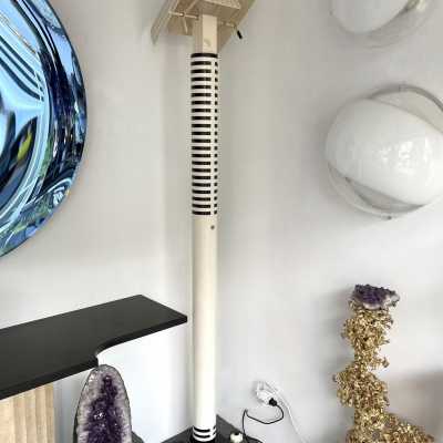 Floor lamp in white lacquered metal model Shogun by Mario Botta for Artemide. Italy 1980 Memphis group Michele De Lucchi, Matteo Thun, Marco Zanini, Aldo Cibic, Andrea Branzi, Shiro Kuramata, Michael Graves, Peter Shire, Javier Mariscal, Barbara Radice, Martine Bedin, George J. Sowden, Masanori Umeda and Nathalie du Pasquier Arteluce , Arredoluce, Lumi, Luci mid-century lamps applique wall