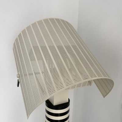 Floor lamp in white lacquered metal model Shogun by Mario Botta for Artemide. Italy 1980 Memphis group Michele De Lucchi, Matteo Thun, Marco Zanini, Aldo Cibic, Andrea Branzi, Shiro Kuramata, Michael Graves, Peter Shire, Javier Mariscal, Barbara Radice, Martine Bedin, George J. Sowden, Masanori Umeda and Nathalie du Pasquier Arteluce , Arredoluce, Lumi, Luci mid-century lamps applique wall