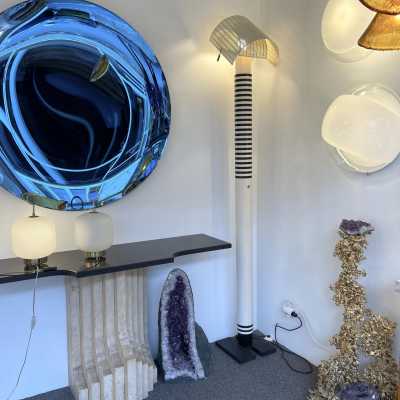Floor lamp in white lacquered metal model Shogun by Mario Botta for Artemide. Italy 1980 Memphis group Michele De Lucchi, Matteo Thun, Marco Zanini, Aldo Cibic, Andrea Branzi, Shiro Kuramata, Michael Graves, Peter Shire, Javier Mariscal, Barbara Radice, Martine Bedin, George J. Sowden, Masanori Umeda and Nathalie du Pasquier Arteluce , Arredoluce, Lumi, Luci mid-century lamps applique wall