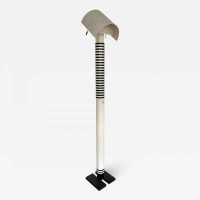 Floor lamp in white lacquered metal model Shogun by Mario Botta for Artemide. Italy 1980 Memphis group Michele De Lucchi, Matteo Thun, Marco Zanini, Aldo Cibic, Andrea Branzi, Shiro Kuramata, Michael Graves, Peter Shire, Javier Mariscal, Barbara Radice, Martine Bedin, George J. Sowden, Masanori Umeda and Nathalie du Pasquier Arteluce , Arredoluce, Lumi, Luci mid-century lamps applique wall