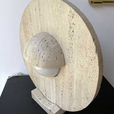 Mid-Century Totem table lamp in travertine and opaline glass. Italy 1970. design in the style of Targetti Sankey, Sciolari, Francesco Buzzi Ceriani, Stilnovo, Angelo Brotto for Esperia, Aldo Carlo Nason for Mazzega, Venini, Vistosi, La Murrina, Toni Zuccheri, Fontana Arte, Artemide, Arteluce, Arredoluce, Luigi Caccia Dominioni, Stilux. sconces chandelier floor lamp suspension