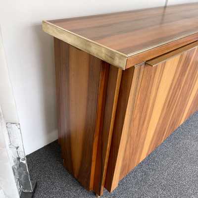 Sideboard or sideboard in solid wood and brass. Italy 1980. design attributed to Gervasoni.