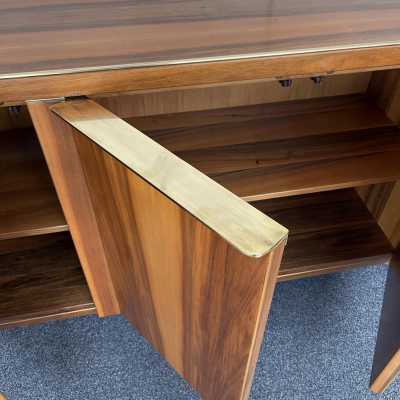 Sideboard or sideboard in solid wood and brass. Italy 1980. design attributed to Gervasoni.