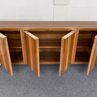 Sideboard or sideboard in solid wood and brass. Italy 1980. design attributed to Gervasoni.
