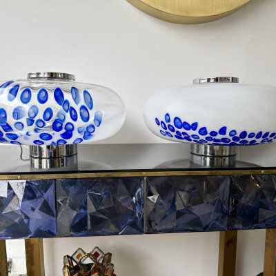 Pair of mid-century space age UFO lamps in Murano glass and chromed metal by Esperia. Italy 1970. in the style of Venini, Vistosi, La Murrina, Seguso, Aldo Nason, Poliarte, Carlo Aldo Nason for Mazzega, Stilnovo, Arteluce, Arredoluce, Artemide, Pierre Cardin, Lumi, Luci, Raak, Angelo Lelli Lelii, Francesco Bocola , Superstudio, Enrico Tronconi, Mario Bellini, Harvey Guzzini, Luigi Massoni, Martinelli, Fabio Lenci, Gio Ponti. brass stainless steel floor lamp chandelier pendant lightning mid-century modern