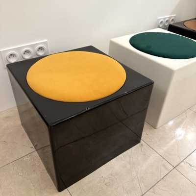 Set of 5 cube stools model Il Kubile in resin by MIM Roma. italy 1970. in the style of Gio Ponti, Gianfranco Frattini, Cassina, Osvaldo Borsani, Joe Colombo, Vico Magistretti, Ico Luisa Parisi, Mario Bellini, Tito Agnoli, Afra Tobia Carlo Scarpa, Luciano Frigerio, Sporiti, Marco Zanuso, Giulio Moscatelli, Formanova, Pierre Cardin poufs chairs stools mid-century modern space age italy 1960 1980