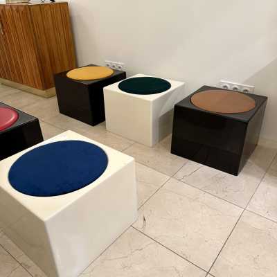 Set of 5 cube stools model Il Kubile in resin by MIM Roma. italy 1970. in the style of Gio Ponti, Gianfranco Frattini, Cassina, Osvaldo Borsani, Joe Colombo, Vico Magistretti, Ico Luisa Parisi, Mario Bellini, Tito Agnoli, Afra Tobia Carlo Scarpa, Luciano Frigerio, Sporiti, Marco Zanuso, Giulio Moscatelli, Formanova, Pierre Cardin poufs chairs stools mid-century modern space age italy 1960 1980
