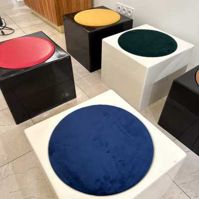 Set of 5 cube stools model Il Kubile in resin by MIM Roma. italy 1970. in the style of Gio Ponti, Gianfranco Frattini, Cassina, Osvaldo Borsani, Joe Colombo, Vico Magistretti, Ico Luisa Parisi, Mario Bellini, Tito Agnoli, Afra Tobia Carlo Scarpa, Luciano Frigerio, Sporiti, Marco Zanuso, Giulio Moscatelli, Formanova, Pierre Cardin poufs chairs stools mid-century modern space age italy 1960 1980