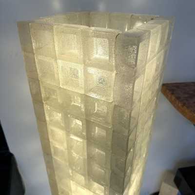 Skyscraper floor lamp in pressed glass cube by Poliarte. Italy 1970. in the style of Venini, Vistosi, La Murrina, Seguso, Aldo Nason, Poliarte, Carlo Aldo Nason for Mazzega, Stilnovo, Arteluce, Arredoluce, Artemide, Pierre Cardin, Lumi, Luci, Raak, Angelo Lelii, Francesco Bocola, Superstudio, Enrico Tronconi, Mario Bellini, Harvey Guzzini, Luigi Massoni, Martinelli, Fabio Lenci, Gio Ponti. brass metal chrome mid-century modern space age biancardi longobard