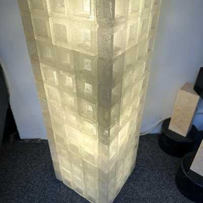 Skyscraper floor lamp in pressed glass cube by Poliarte. Italy 1970. in the style of Venini, Vistosi, La Murrina, Seguso, Aldo Nason, Poliarte, Carlo Aldo Nason for Mazzega, Stilnovo, Arteluce, Arredoluce, Artemide, Pierre Cardin, Lumi, Luci, Raak, Angelo Lelii, Francesco Bocola, Superstudio, Enrico Tronconi, Mario Bellini, Harvey Guzzini, Luigi Massoni, Martinelli, Fabio Lenci, Gio Ponti. brass metal chrome mid-century modern space age biancardi longobard