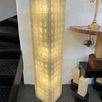 Skyscraper floor lamp in pressed glass cube by Poliarte. Italy 1970. in the style of Venini, Vistosi, La Murrina, Seguso, Aldo Nason, Poliarte, Carlo Aldo Nason for Mazzega, Stilnovo, Arteluce, Arredoluce, Artemide, Pierre Cardin, Lumi, Luci, Raak, Angelo Lelii, Francesco Bocola, Superstudio, Enrico Tronconi, Mario Bellini, Harvey Guzzini, Luigi Massoni, Martinelli, Fabio Lenci, Gio Ponti. brass metal chrome mid-century modern space age biancardi longobard
