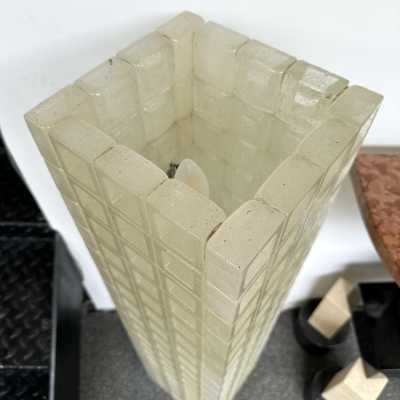 Skyscraper floor lamp in pressed glass cube by Poliarte. Italy 1970. in the style of Venini, Vistosi, La Murrina, Seguso, Aldo Nason, Poliarte, Carlo Aldo Nason for Mazzega, Stilnovo, Arteluce, Arredoluce, Artemide, Pierre Cardin, Lumi, Luci, Raak, Angelo Lelii, Francesco Bocola, Superstudio, Enrico Tronconi, Mario Bellini, Harvey Guzzini, Luigi Massoni, Martinelli, Fabio Lenci, Gio Ponti. brass metal chrome mid-century modern space age biancardi longobard