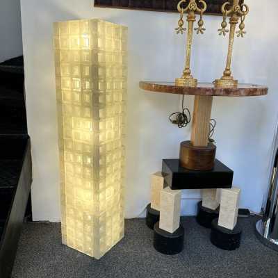 Skyscraper floor lamp in pressed glass cube by Poliarte. Italy 1970. in the style of Venini, Vistosi, La Murrina, Seguso, Aldo Nason, Poliarte, Carlo Aldo Nason for Mazzega, Stilnovo, Arteluce, Arredoluce, Artemide, Pierre Cardin, Lumi, Luci, Raak, Angelo Lelii, Francesco Bocola, Superstudio, Enrico Tronconi, Mario Bellini, Harvey Guzzini, Luigi Massoni, Martinelli, Fabio Lenci, Gio Ponti. brass metal chrome mid-century modern space age biancardi longobard