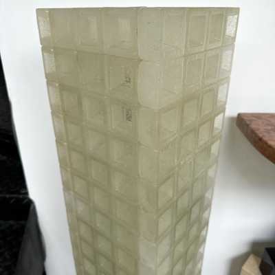 Skyscraper floor lamp in pressed glass cube by Poliarte. Italy 1970. in the style of Venini, Vistosi, La Murrina, Seguso, Aldo Nason, Poliarte, Carlo Aldo Nason for Mazzega, Stilnovo, Arteluce, Arredoluce, Artemide, Pierre Cardin, Lumi, Luci, Raak, Angelo Lelii, Francesco Bocola, Superstudio, Enrico Tronconi, Mario Bellini, Harvey Guzzini, Luigi Massoni, Martinelli, Fabio Lenci, Gio Ponti. brass metal chrome mid-century modern space age biancardi longobard
