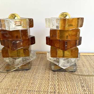 Pair of cube lamps in amber and transparent pressed glass by Poliarte. Italy 1970. in the style of Venini, Vistosi, La Murrina, Aldo Carlo Nason, Stilnovo, Joe Colombo, Arteluce, Arredoluce, Lumi, Luci, Reggiani, Sciolari, Werner Pantone, Luigi Colani, Raak, Angelo Lelii, Angelo Brotto, Esperia mid-century modern space age brass wood metal stainless steel chandelier ceiling pendant lightning floor lamp