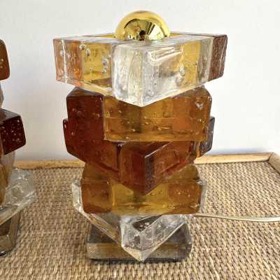 Pair of cube lamps in amber and transparent pressed glass by Poliarte. Italy 1970. in the style of Venini, Vistosi, La Murrina, Aldo Carlo Nason, Stilnovo, Joe Colombo, Arteluce, Arredoluce, Lumi, Luci, Reggiani, Sciolari, Werner Pantone, Luigi Colani, Raak, Angelo Lelii, Angelo Brotto, Esperia mid-century modern space age brass wood metal stainless steel chandelier ceiling pendant lightning floor lamp