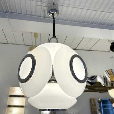 Chandelier or satellite suspension in white Murano glass and chromed metal by Reggiani. Italy 1970 brass mid-century space age