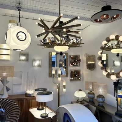 Chandelier or satellite suspension in white Murano glass and chromed metal by Reggiani. Italy 1970 brass mid-century space age