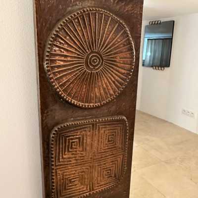 rare large size brass sculpture mirror by Santambrogio & De Berti. Italy 1960. Design attributed to Angelo Brotto, in the style of Romeo Rega, Tommaso Barbi, Sandro Petti for Maison Jansen, Willy Rizzo, Mario Sabot, Esperia. mid-century modern 1970 wood bronze brass italy